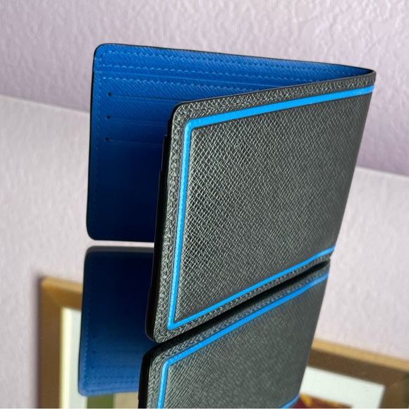 GORGEOUS Louis Vuitton 2018 Taiga Bifold Wallet in Like New Condition - Picture 6 of 9